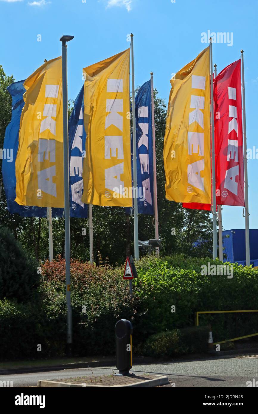 IKEA-Flaggen in der Sommersonne, Warrington Store in 910 Europa Blvd, Westbrook, Warrington WA5 7TY Stockfoto