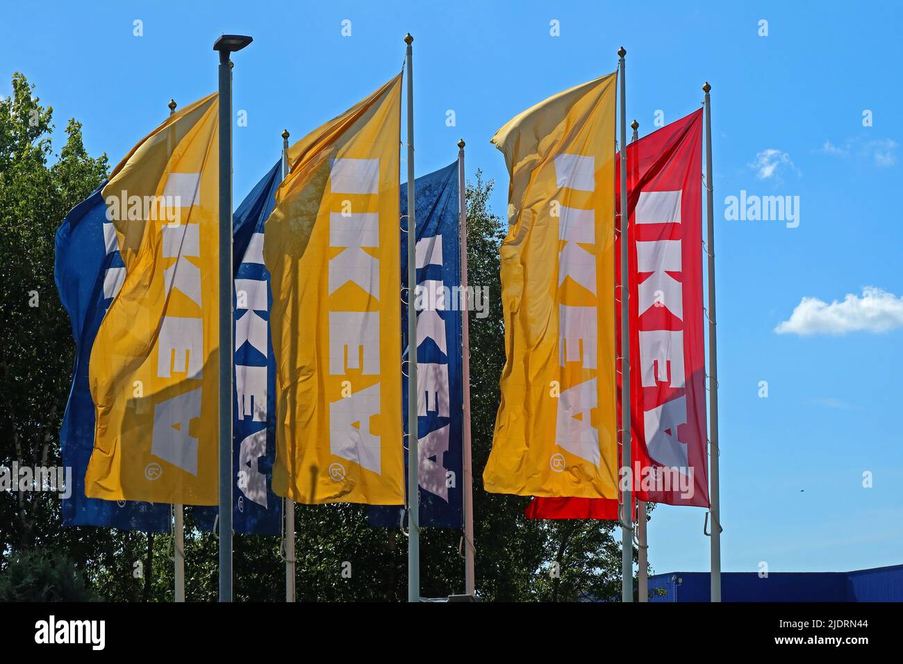 IKEA-Flaggen in der Sommersonne, Warrington Store in 910 Europa Blvd, Westbrook, Warrington WA5 7TY Stockfoto