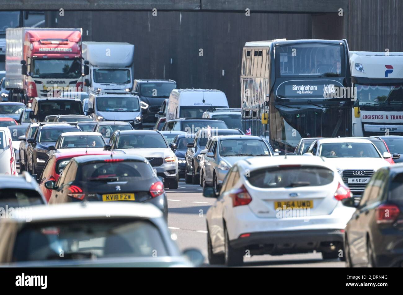 Birmingham, England, 23. Juni 2022. Starker Verkehr auf dem A38M Aston Expressway in Birmingham am Donnerstagmorgen – die Midlands-Stadt Birmingham wurde von einer besonders betriebsamen Rush Hour heimgesucht, als am Donnerstag, den 23. Juni, der 2. Tag des Eisenbahnstreiks Großbritannien traf. Luftaufnahmen des Stadtzentrums zeigten Staus in der Stadt, während die Züge der West Midlands Railway ungenutzt am Soho TMD-Bahndepot in Smethwick lagen. Ein Kanalboot, das mit 4 km/h fuhr, fuhr schneller als die in der Nähe geparkten Züge. Die GMT-Gewerkschaft dringt auf einen Anstieg der Löhne um 7 Prozent. Bild von: Stop Press Media / Alamy Live N Stockfoto