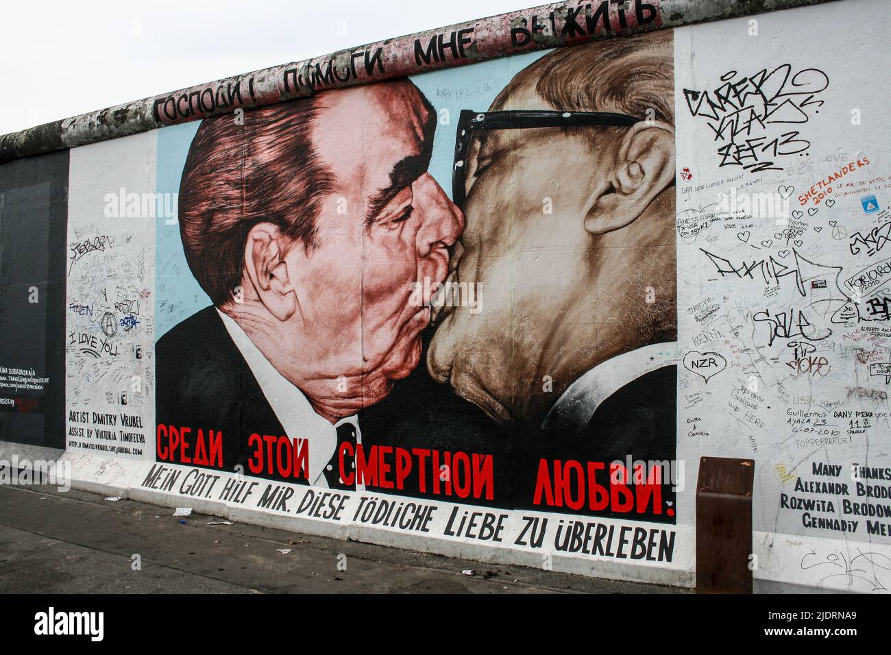 Die Berliner Mauer war eine bewachte Betonbarriere, die Berlin physisch und ideologisch von 1961 bis 1989 trennte und umkreiste und trennte Stockfoto