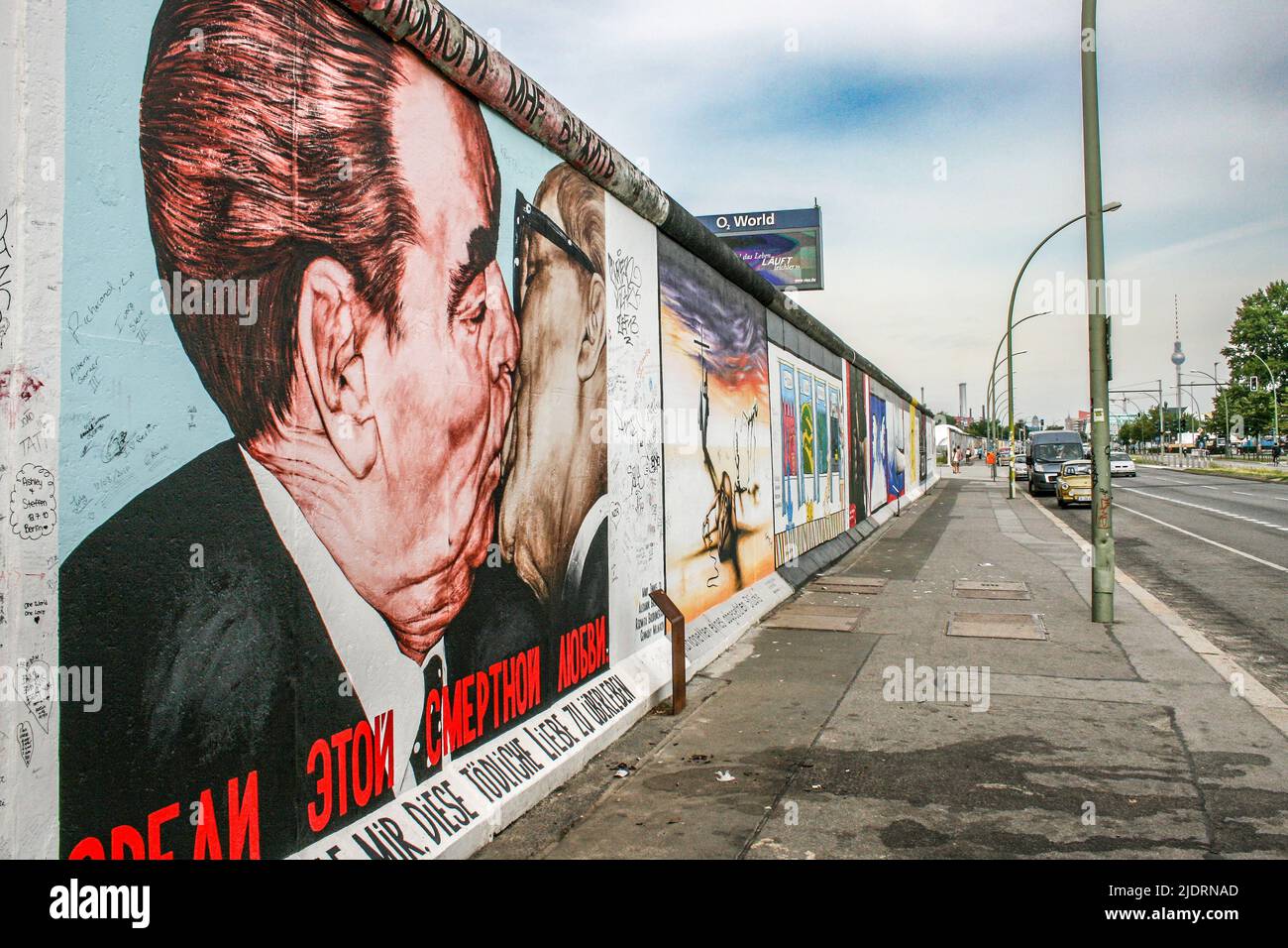 Die Berliner Mauer war eine bewachte Betonbarriere, die Berlin physisch und ideologisch von 1961 bis 1989 trennte und umkreiste und trennte Stockfoto