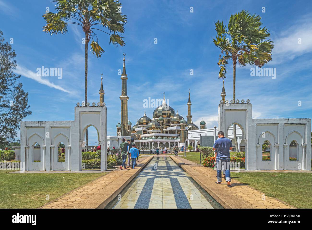 Der Eingang zur Masjid Kristal oder Kristallmoschee vom Taman Tamadun Islam oder dem Islamischen Zivilisationspark mit Pool und Menschen in Kuala Terengganu. Stockfoto