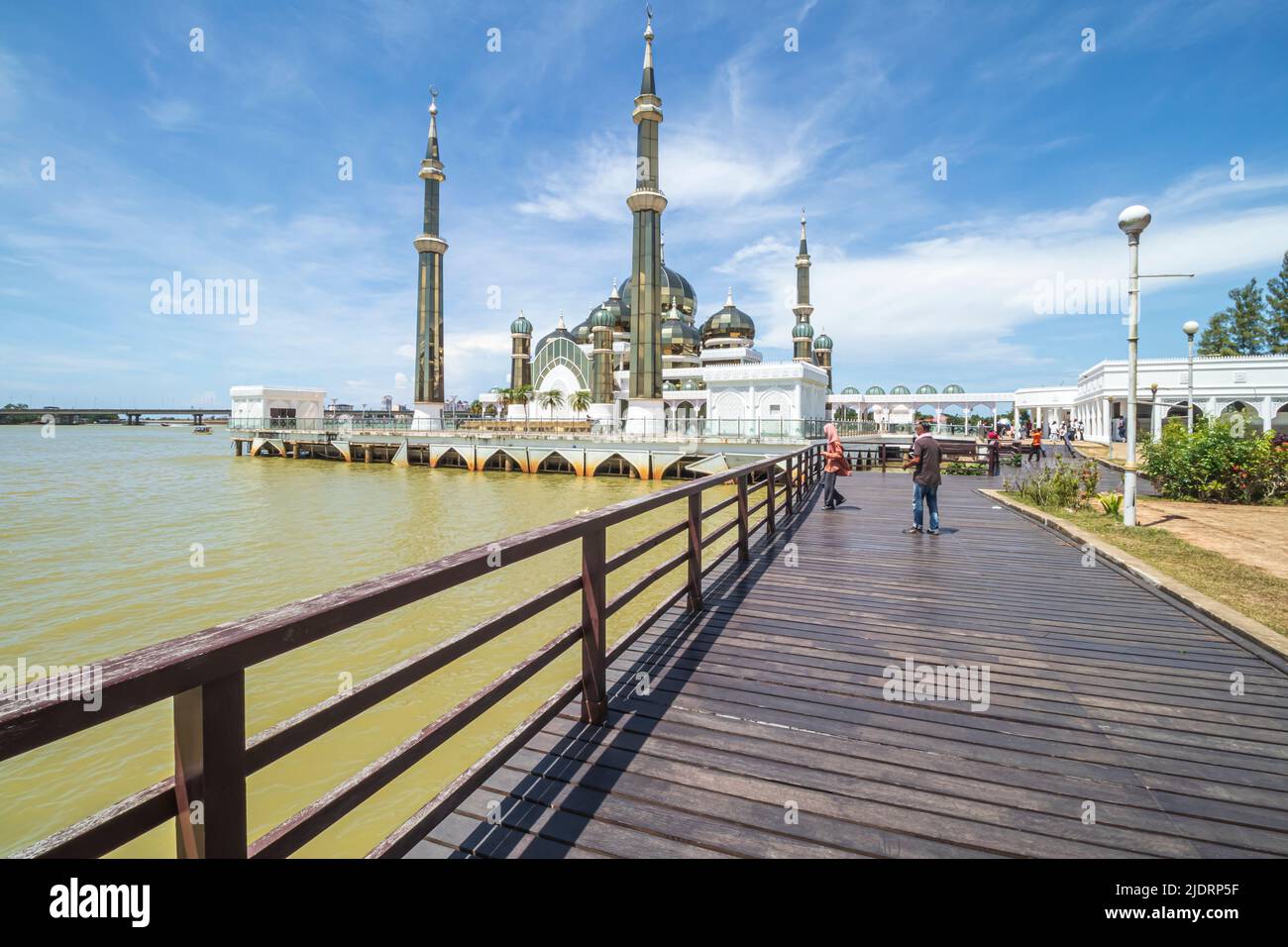 Der Blick auf die Masjid Kristal oder die Kristallmoschee von der Fußgängerpromenade auf der Pulau Wan man Island in Kuala Terengganu Malaysia. Stockfoto