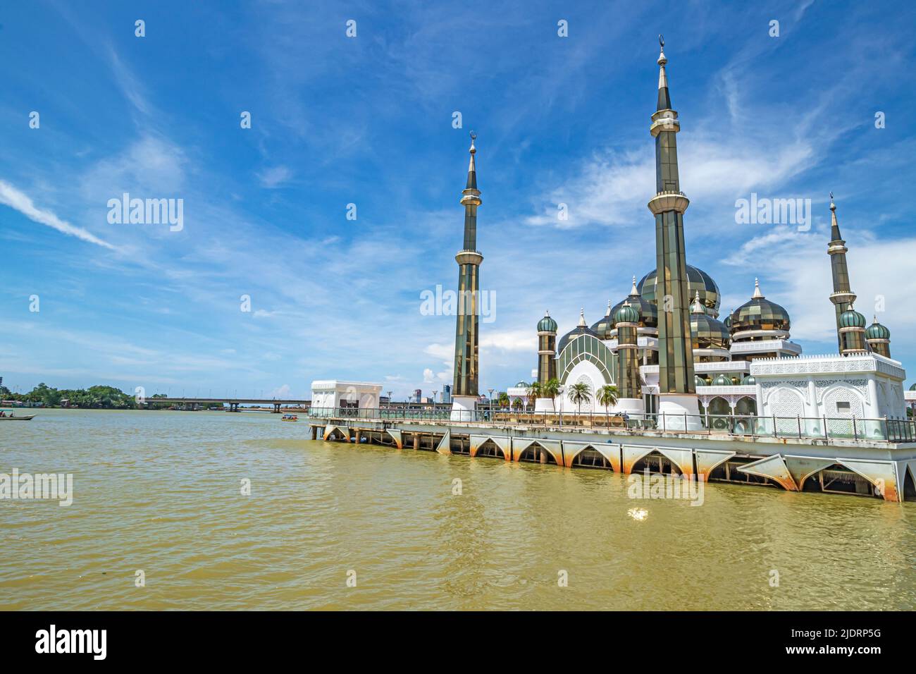 Die Masjid Kristal oder Kristallmoschee stand auf dem Wasser des Flusses Sungai Terengganu auf der Insel Pulau Wan man in Kuala Terengganu, Malaysia. Stockfoto