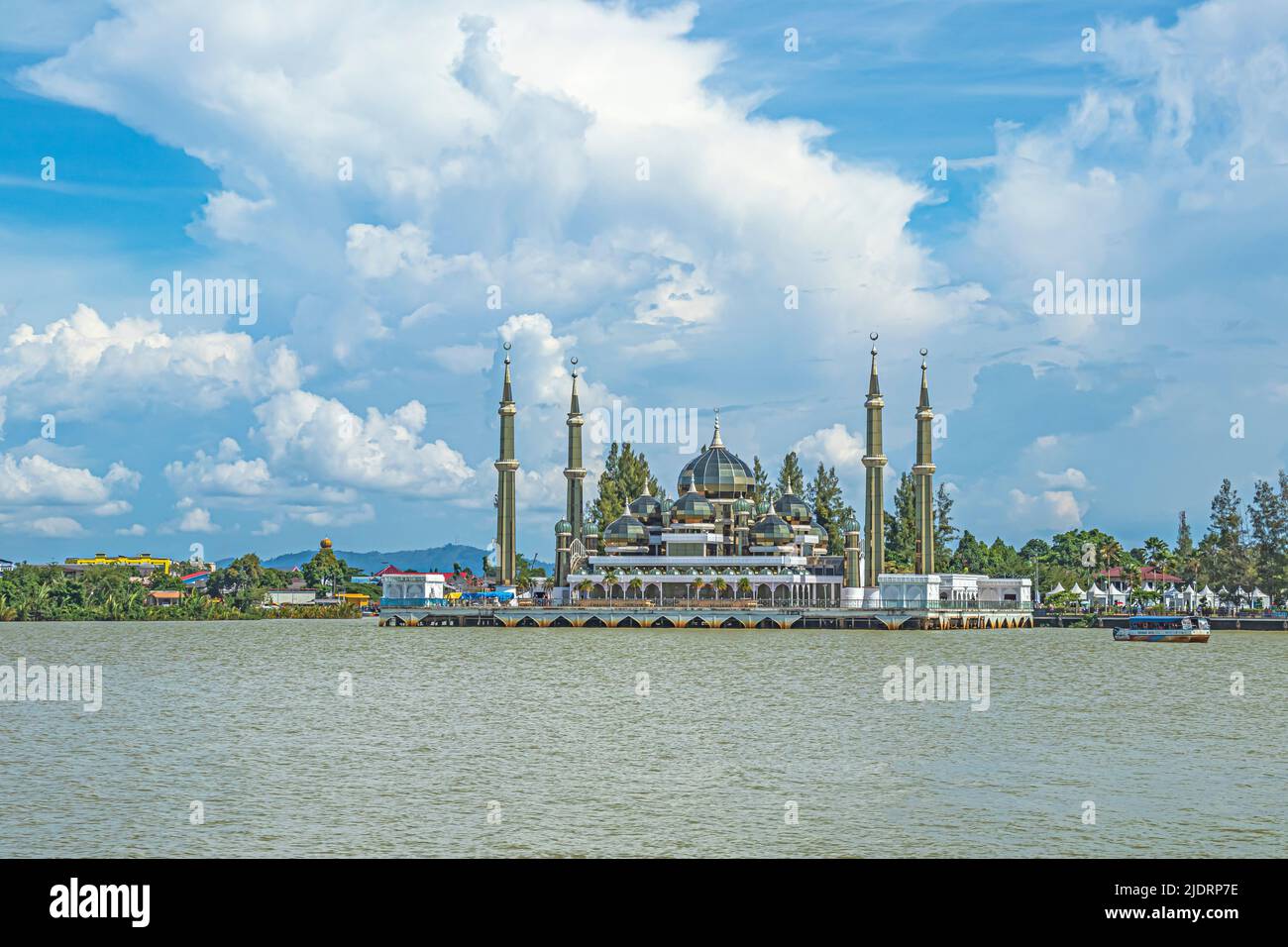 Die Kristallmoschee oder Masjid Kristal stand auf dem Wasser des Flusses Sungai Terengganu, vom Aussichtspunkt Pulau Duyong aus gesehen. Stockfoto