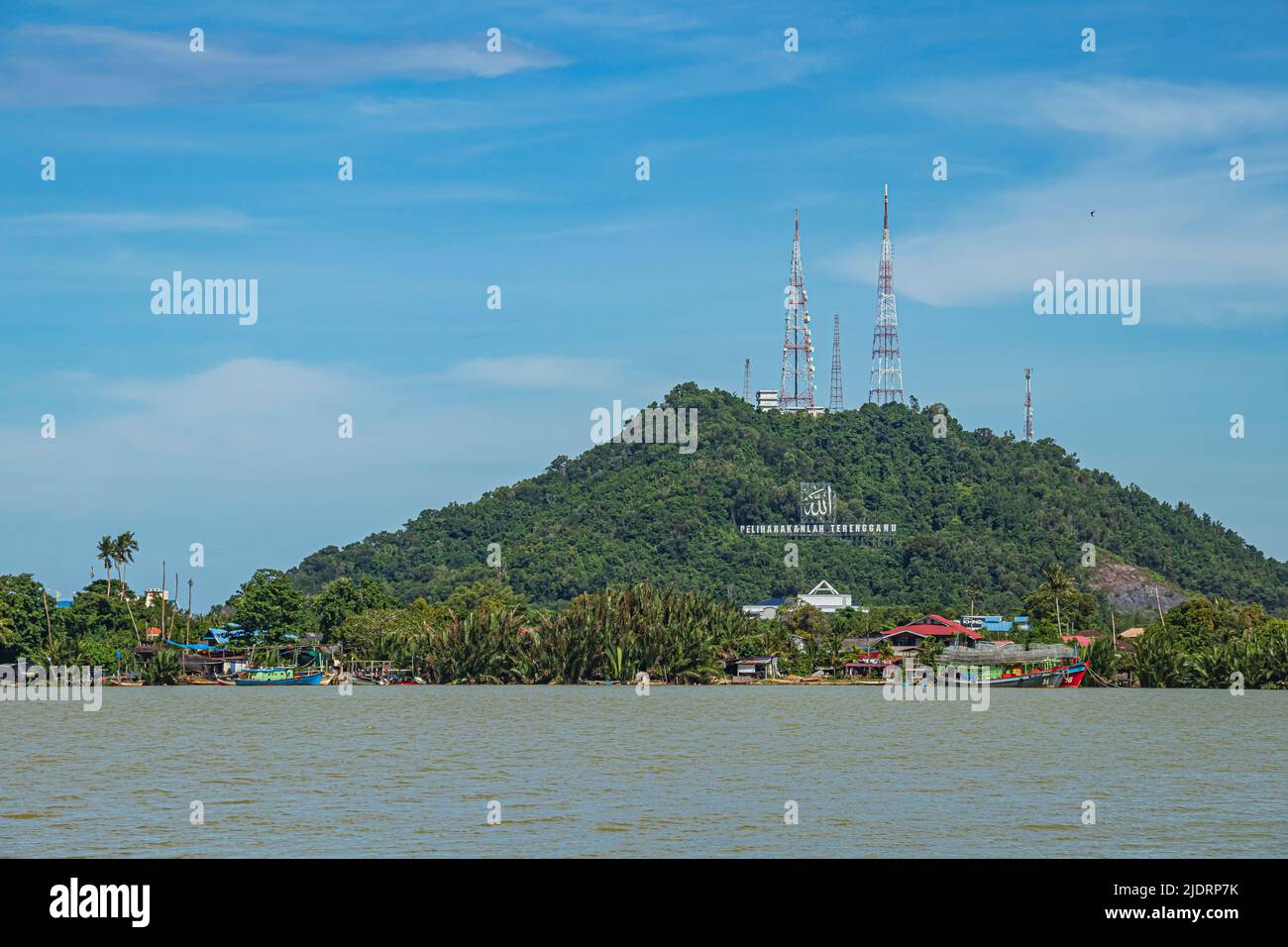 Ein Blick auf den Sungai Terengganu River und den Bukit Besar Hill in Kuala Terengganu, Malaysia. Stockfoto