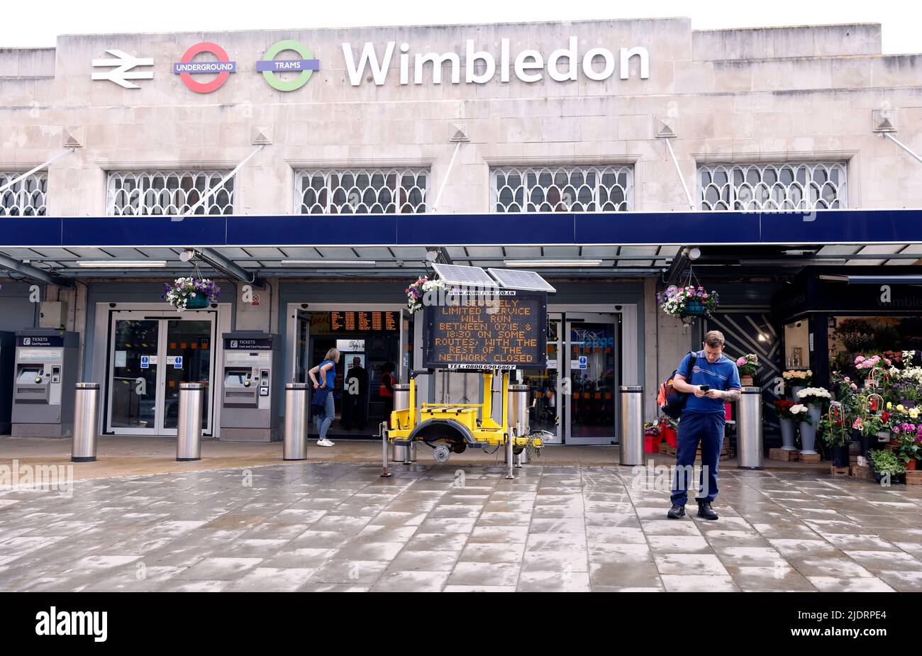 Schilder warnen vor eingeschränkten Diensten außerhalb des Bahnhofs Wimbledon, da die Zugdienste nach dem landesweiten Streik von Mitgliedern der Gewerkschaft Eisenbahn, Seeverkehr und Verkehr in einem bitteren Streit um Bezahlung, Arbeitsplätze und Bedingungen weiterhin gestört werden. Bilddatum: Donnerstag, 23. Juni 2022. Stockfoto