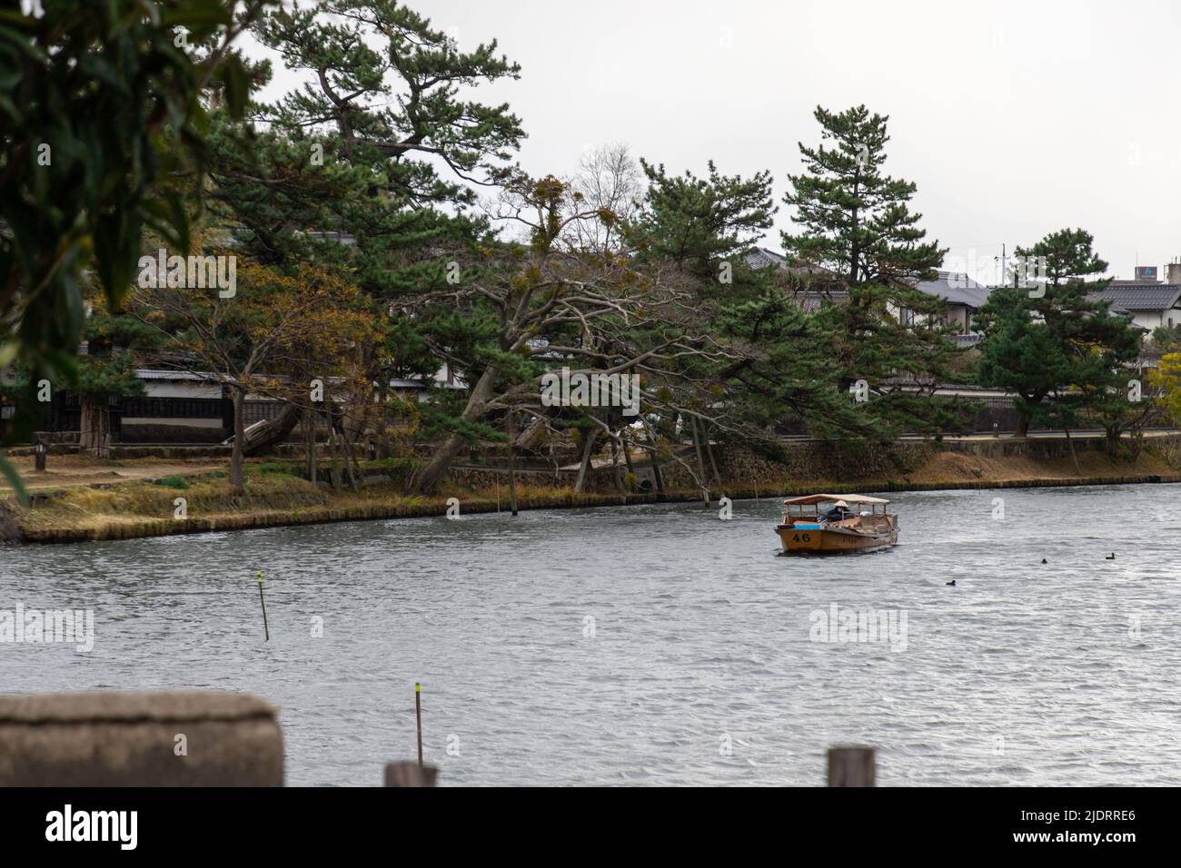 Matsue, Shimane, JAPAN - Dez 1 2021 : Ein Sightseeing-Boot, das am Abend den Horikawa Fluss in der Nähe von Matsue Castle entlang fährt. Stockfoto