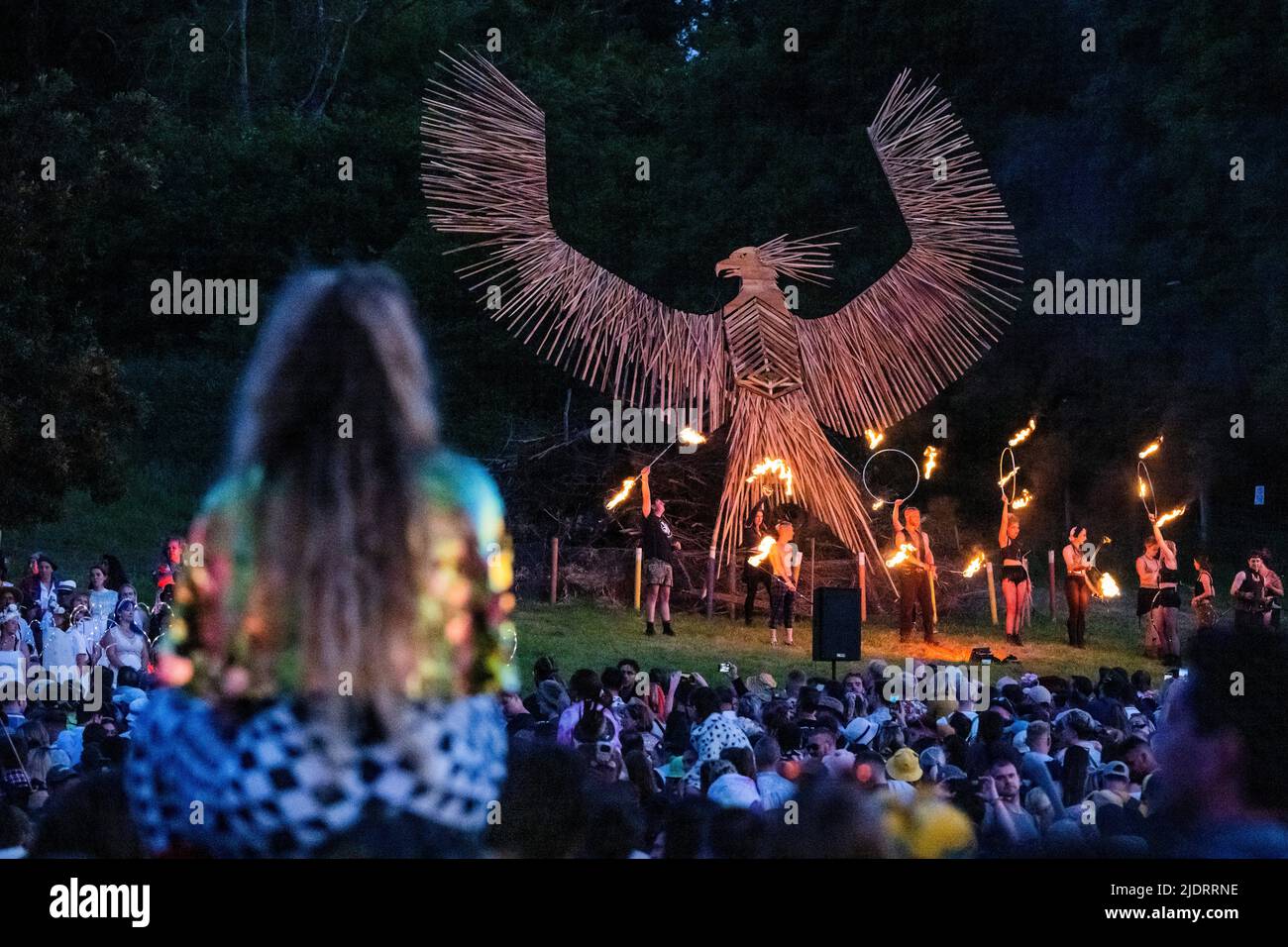 Pilton, Großbritannien. 22.. Juni 2022. Als sich der Sonnenuntergang nähert, endet das heidnische Eröffnungsritual für das Festival mit einem Feuerwerk und einem Lagerfeuer des phönix rund um den Steinkreis - dem Glastonbury Festival 2022, Worthy Farm. Glastonbury, Quelle: Guy Bell/Alamy Live News Stockfoto