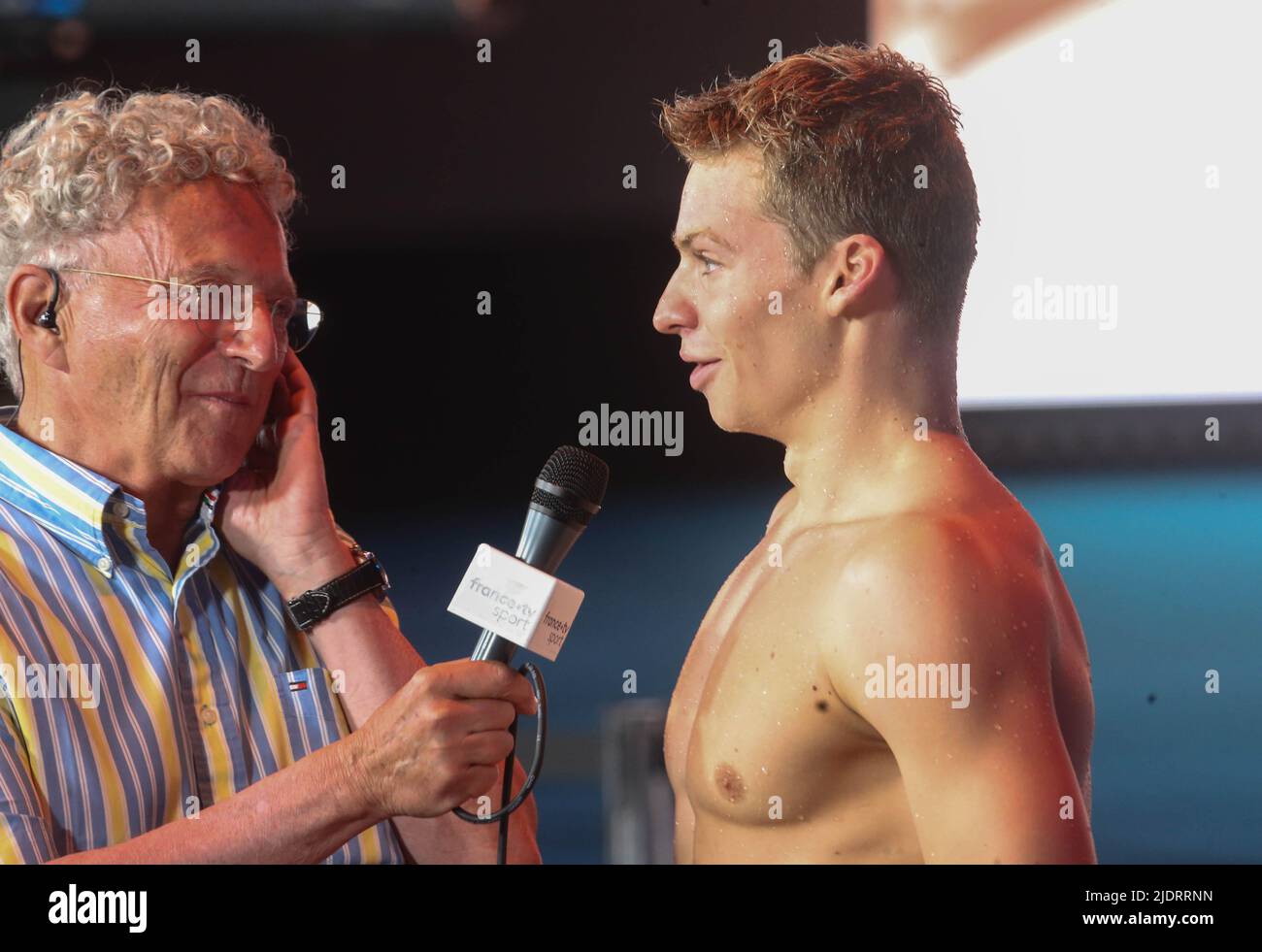 Frankreich Fernsehjournalist Nelson Monfort, Leon Marchand von Frankreich Goldmedaille, 200 M Medley Männer während der FINA World Championships Budapest 19. 2022, Schwimmveranstaltung am 22 2022. Juni in Budapest, Ungarn - Foto: Laurent Lairys/DPPI/LiveMedia Stockfoto