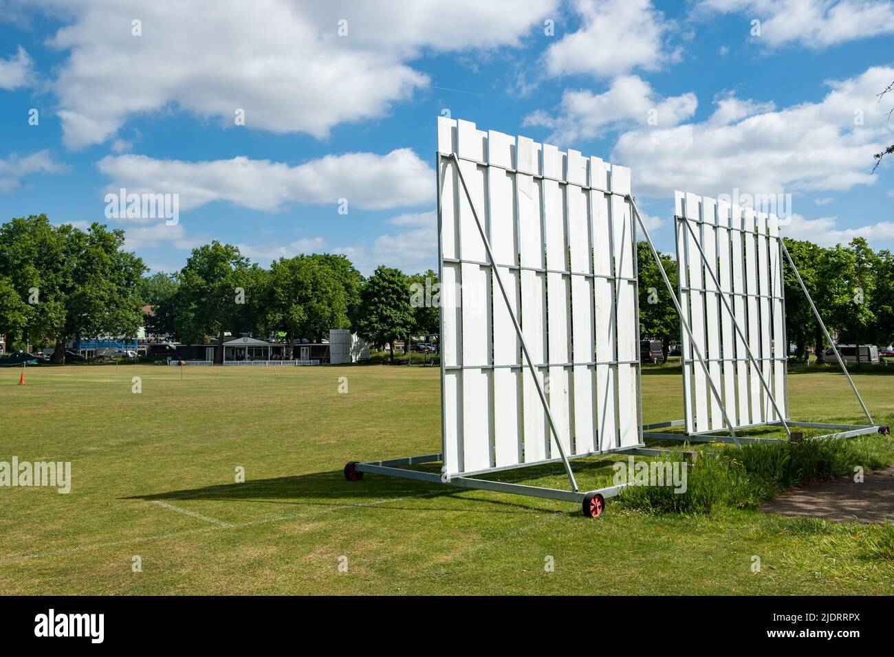Cricket-Schaubildschirme auf dem leeren Cricket-Spielfeld in Kew, West-London Stockfoto