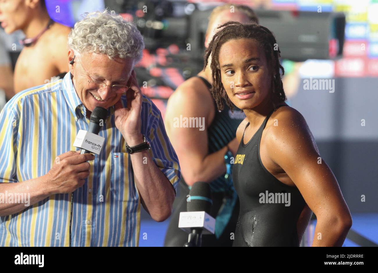 Frankreich Fernsehjournalist Nelson Monfort, Analia Pigree aus Frankreich, Bronzemedaille, 50 M Rückenschwimmen Frauen während der FINA World Championships Budapest 2022 19., Schwimmveranstaltung am 22 2022. Juni in Budapest, Ungarn - Foto: Laurent Lairys/DPPI/LiveMedia Stockfoto