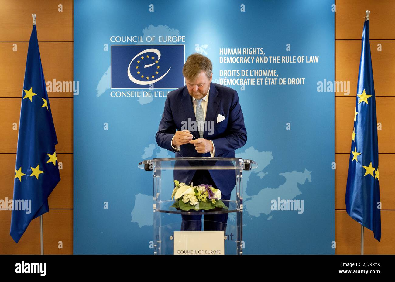 Straßburg, Frankreich. 23.. Juni 2022. 2022-06-23 11:02:16 STRASSBURG - König Willem-Alexander während eines Arbeitsbesuchs zum Europarat. Unter anderem hält der König eine Rede vor der Parlamentarischen Versammlung. ANP KOEN VAN WEEL netherlands Out - belgium Out Credit: ANP/Alamy Live News Credit: ANP/Alamy Live News Stockfoto