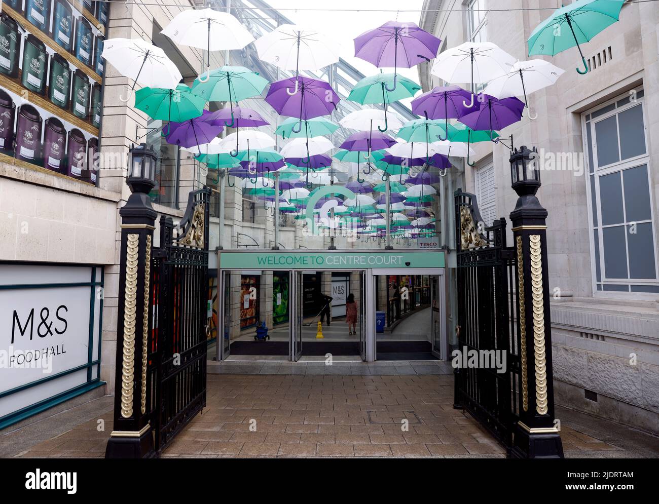 Regenschirme in den Wimbledon Farben vor dem Eingang zum Centre Court