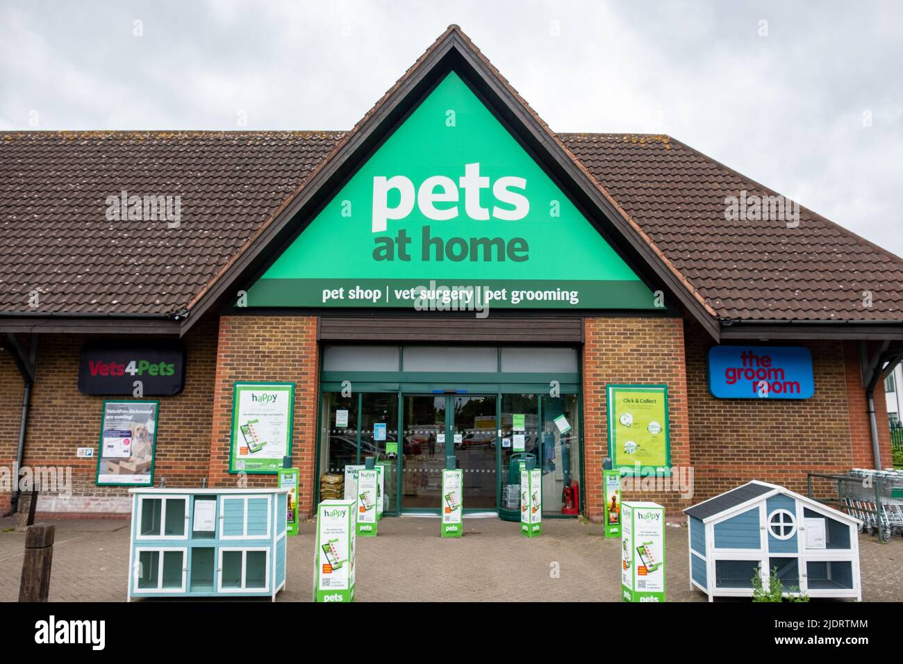 London - Mai 2022: Pets at Home Store, ein britischer Einzelhändler für Haustierbedarf Stockfoto