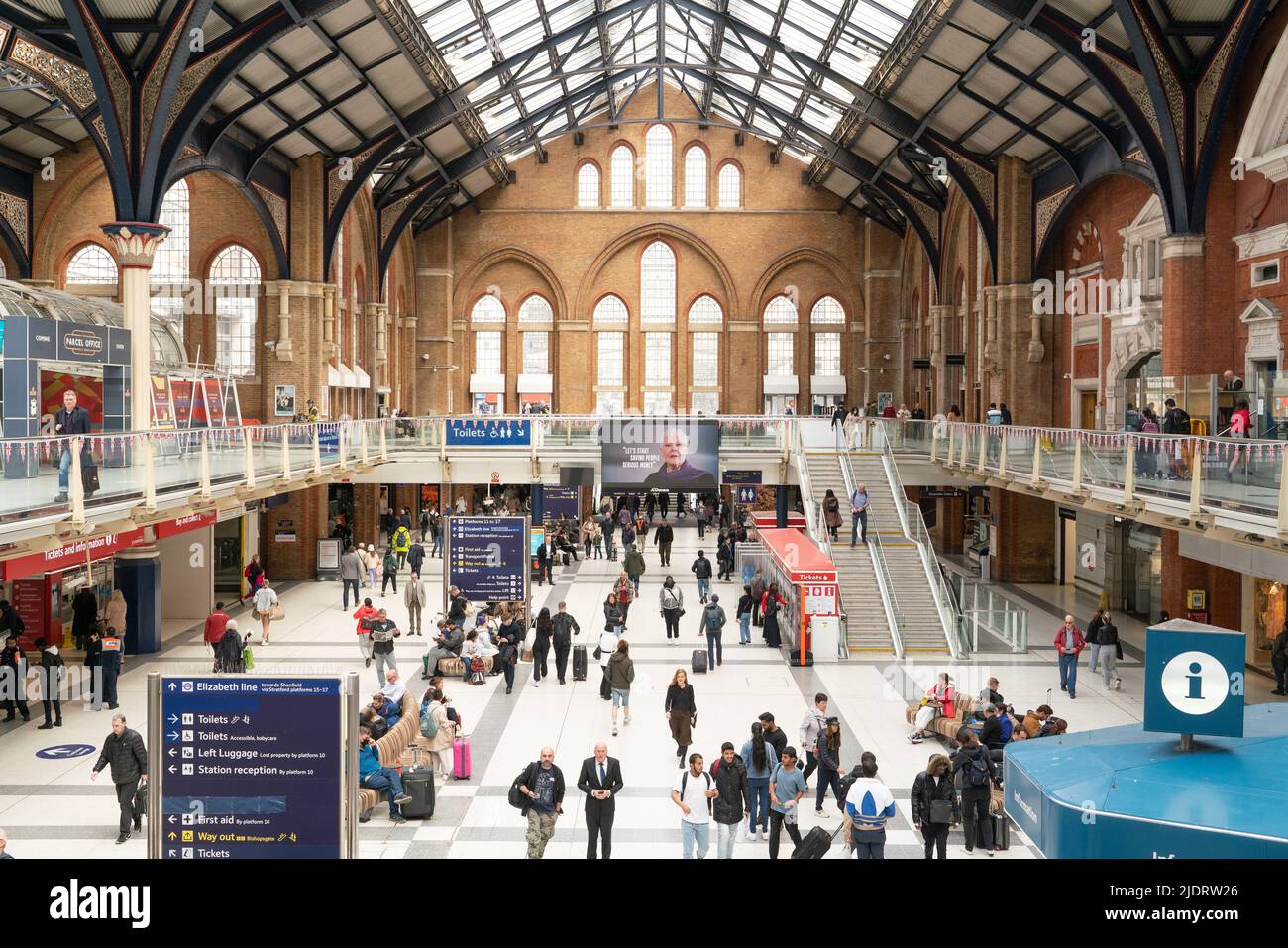 Die Liverpool Street Station ist eine große Bahnhof- und U-Bahn-Station, Bishopsgate Without, City of London Stockfoto