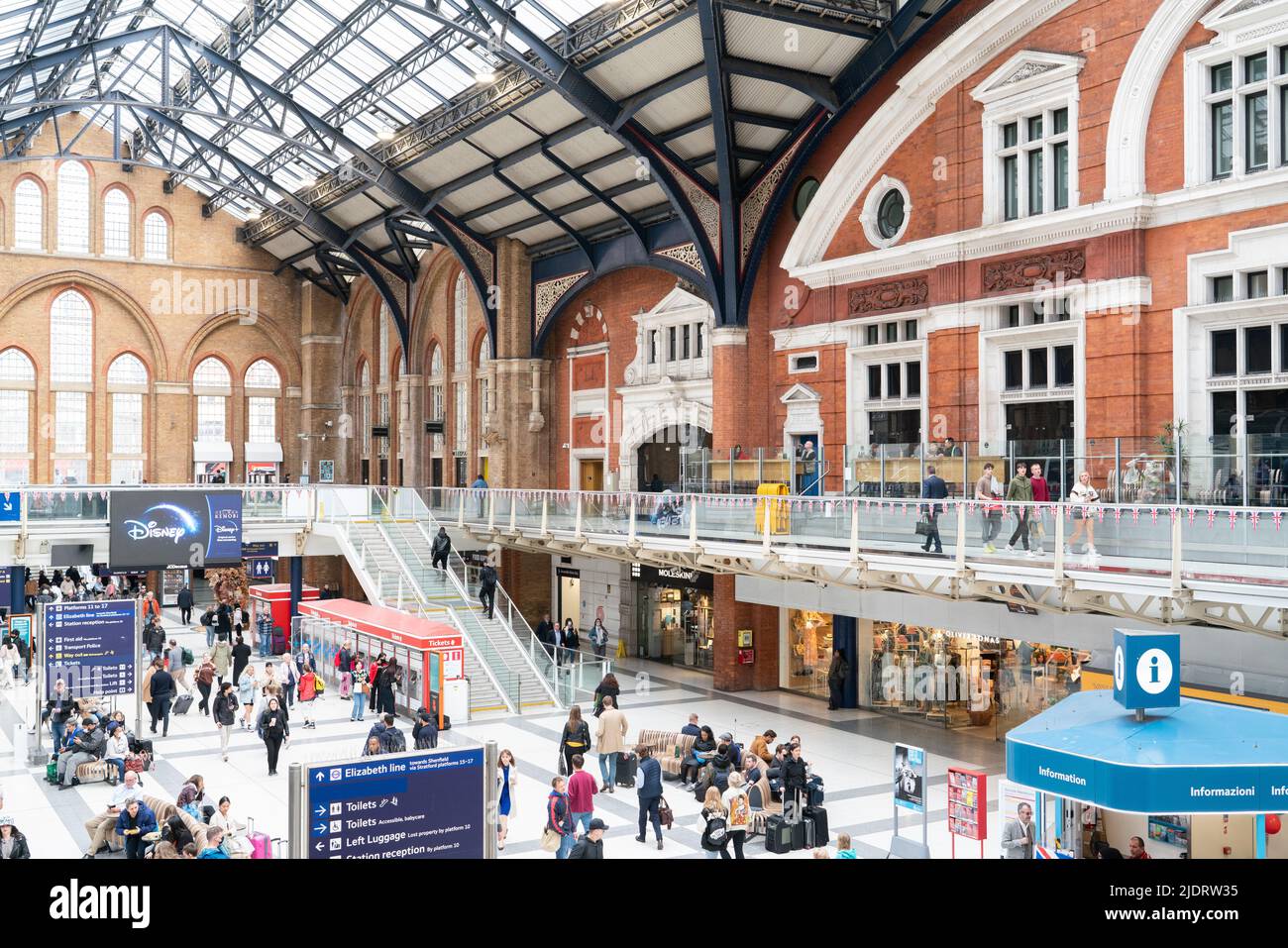 Die Liverpool Street Station ist eine große Bahnhof- und U-Bahn-Station, Bishopsgate Without, City of London Stockfoto