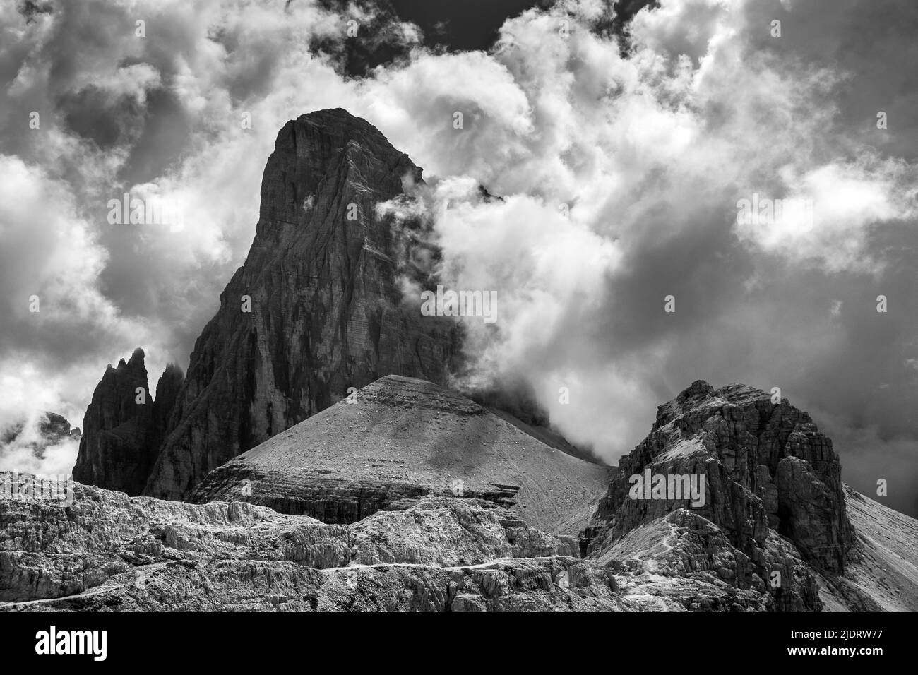 Blick auf die Croda dei Toni / Cima Dodici (Zwölferkofel). Sonnenlicht und Wolken. Die Dolomiten. Italienische Alpen. Europa. Schwarz weiße Berglandschaft. Stockfoto