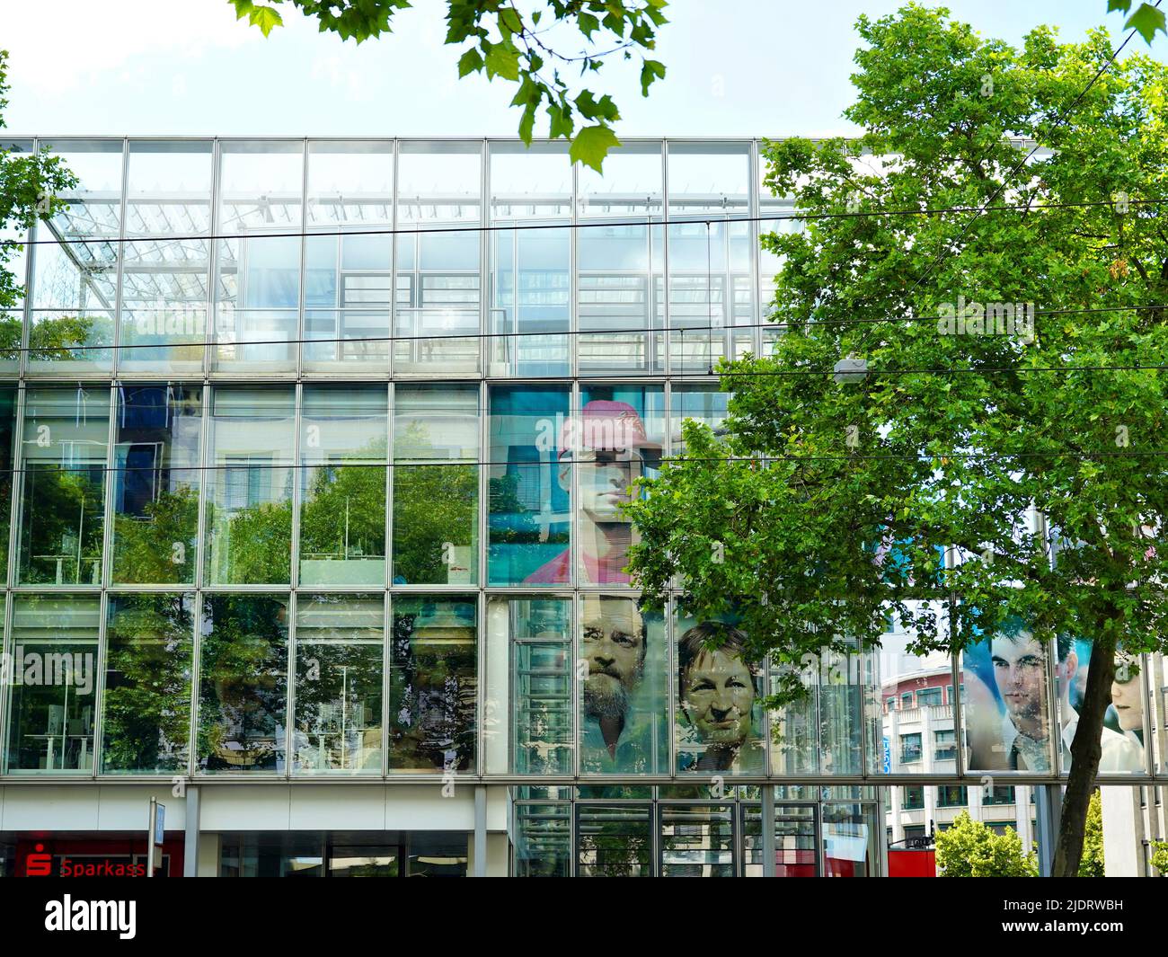 Modernes Geschäftsgebäude in der Düsseldorfer Innenstadt. Stockfoto