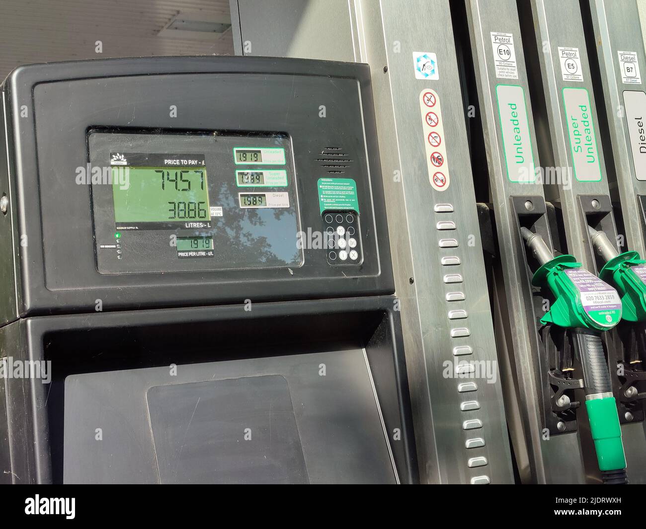 Benzinpumpenanzeige an der Morrisons Tankstelle mit einem Rekordpreis von 1,91 Pfund pro Liter. Stone, Staffordshire, Großbritannien, Juni 23 2022. Stockfoto