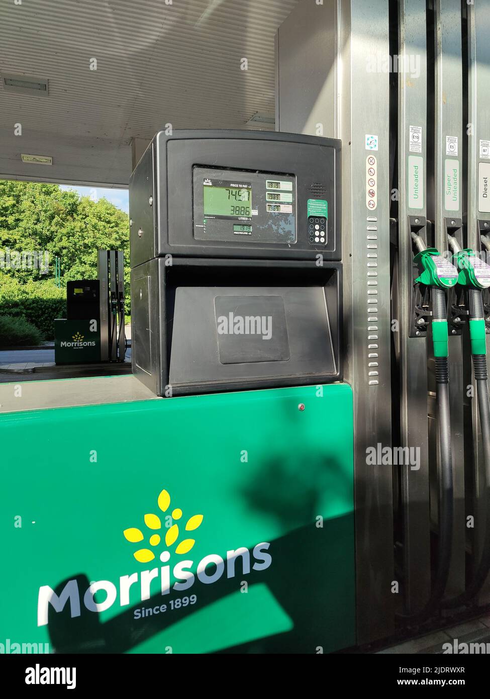 Benzinpumpenanzeige an der Morrisons Tankstelle mit einem Rekordpreis von 1,91 Pfund pro Liter. Stone, Staffordshire, Großbritannien, Juni 23 2022. Stockfoto