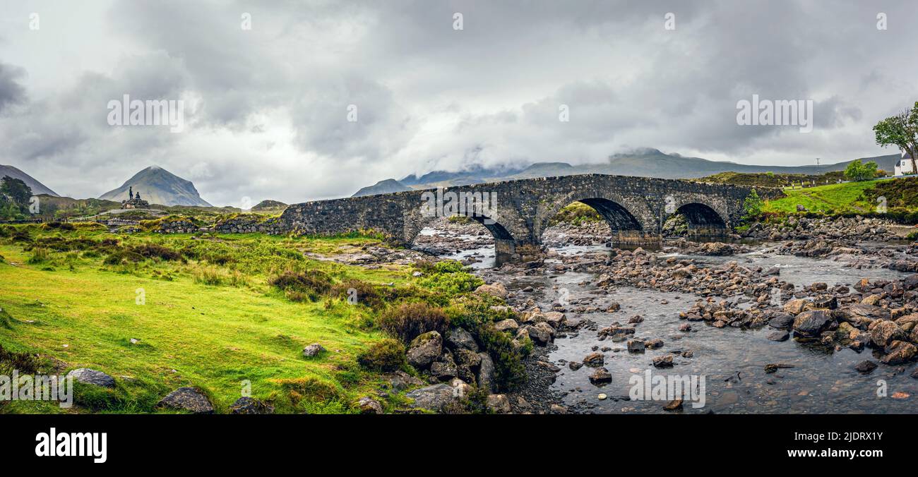 Panorama der Sligachan Old Bridge, Isle of Skye, Highlands, Schottland, Großbritannien Stockfoto