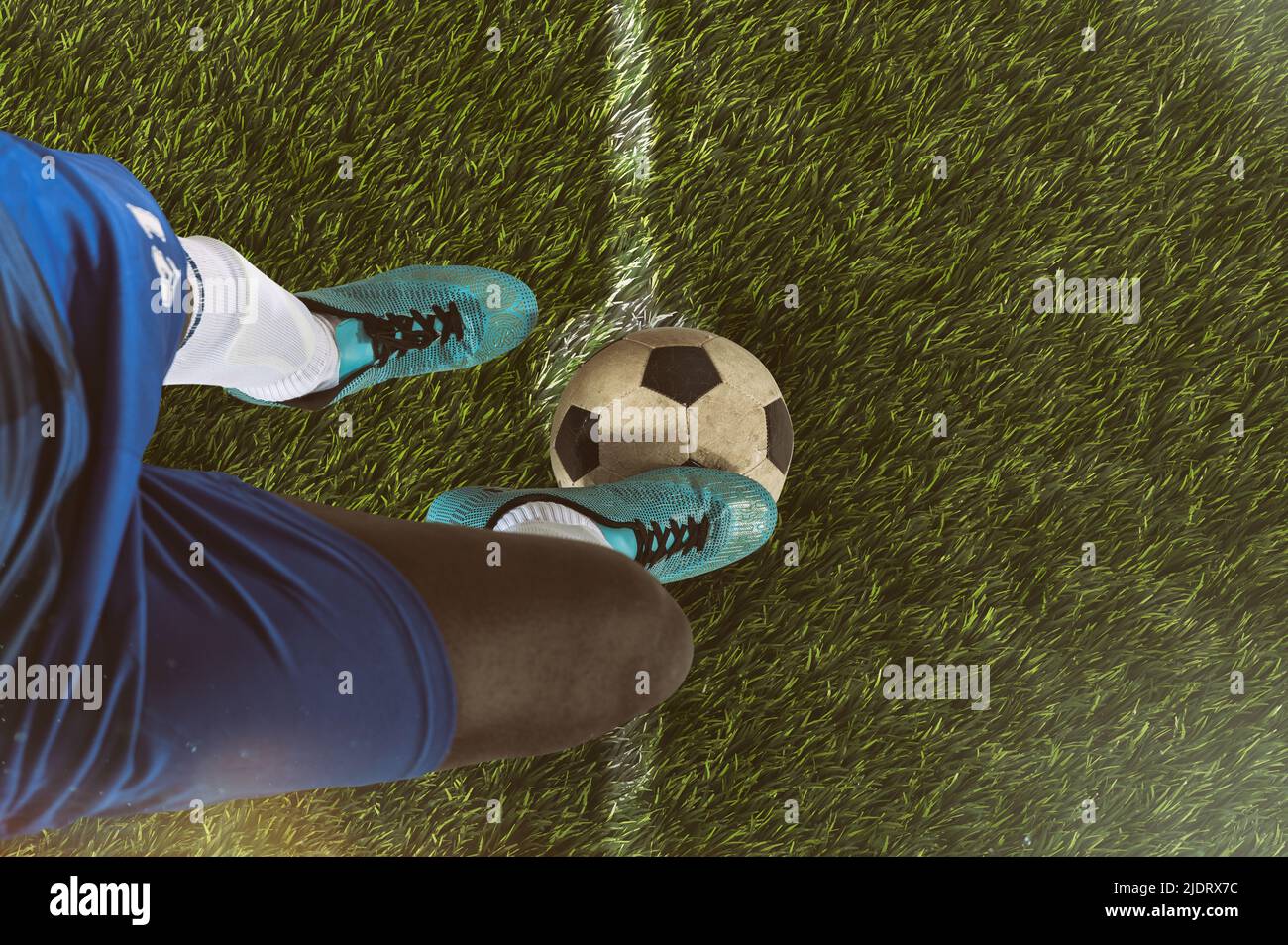In der Nähe eines Fußball Stürmer bereit zu kickt den Ball im Stadion Stockfoto