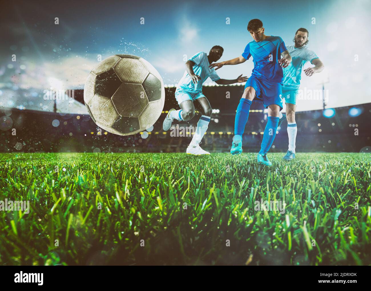 In der Nähe eines Fußball-action Szene mit konkurrierenden Fußball-Spieler im Stadion Stockfoto