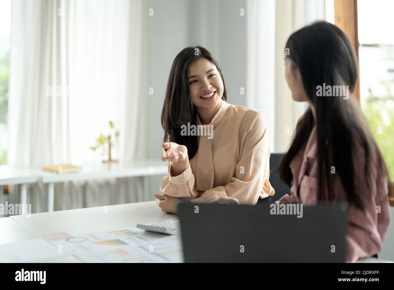 Geschäftsfrauen diskutieren Projekt mit Kollegen im Besprechungsraum, asiatische Menschen Stockfoto
