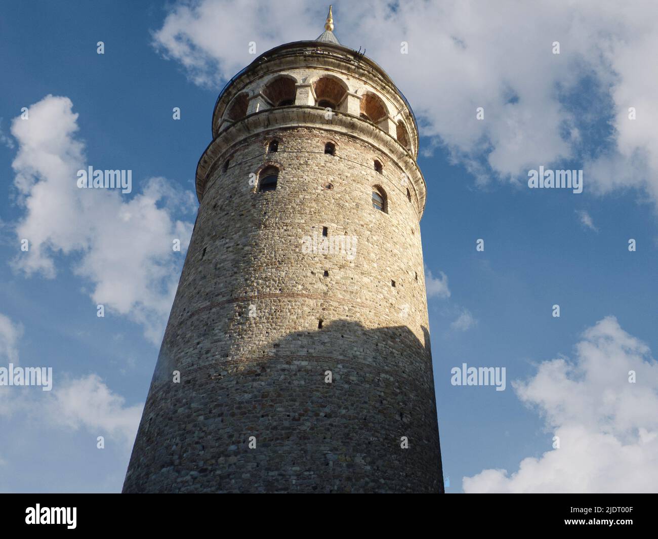 Istanbul, Türkei - Agust 08, 2022: Der berühmte Galata-Turm in Istanbul, Türkei. Dies ist eine beliebte Touristenattraktion in der Stadt. Stockfoto