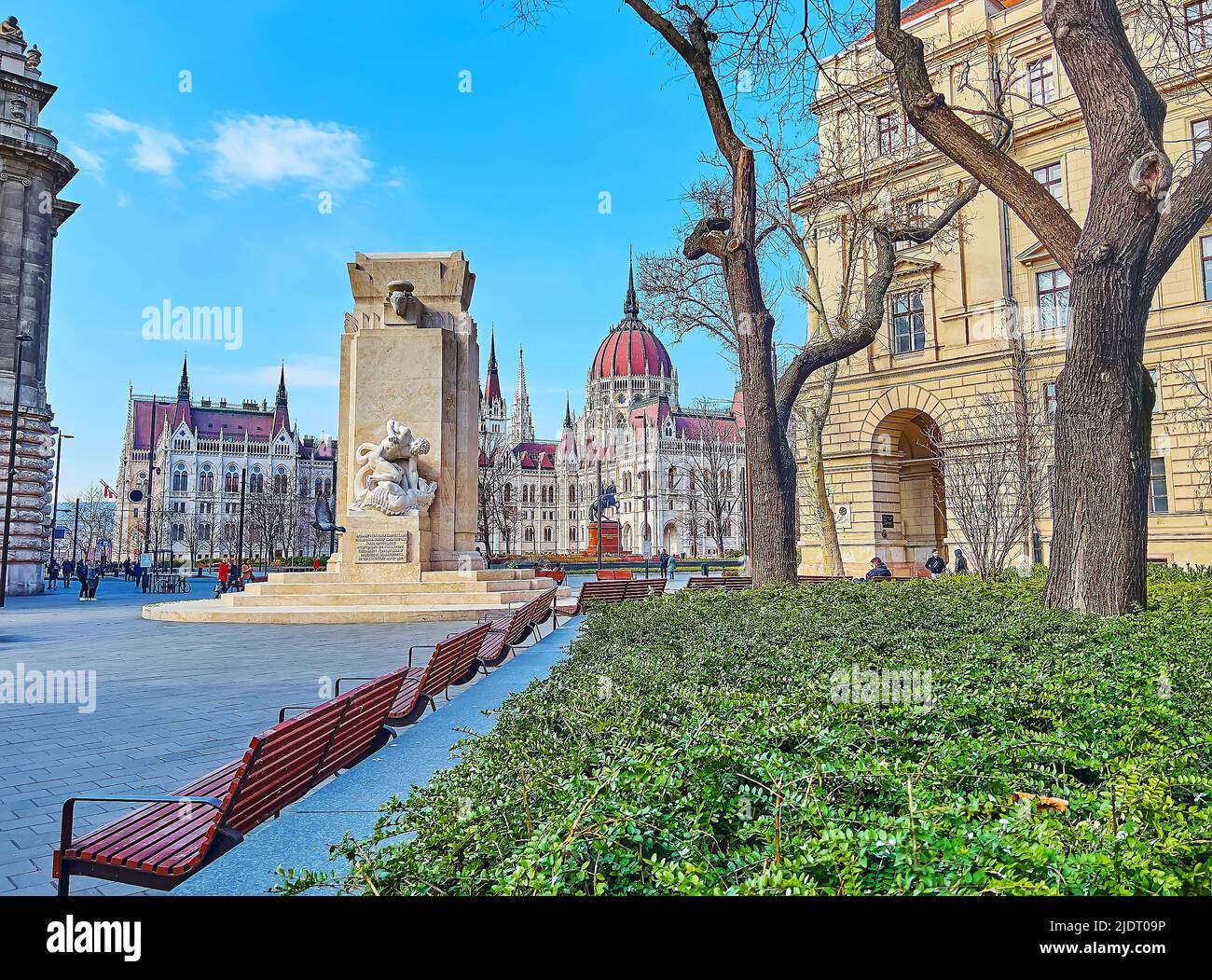 Der üppig grüne Park auf dem Vertanuk-Platz, der mit einem renovierten Denkmal der Märtyrer (Opfer des Roten Terrors), Budapest, Ungarn, dekoriert ist Stockfoto