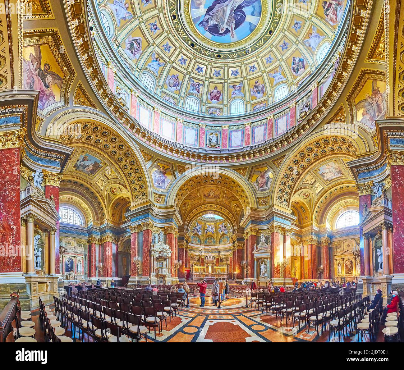 BUDAPEST, UNGARN - 27. FEBRUAR 2022: Der große neoklassizistische Gebetsraum der St.-Stephans-Kathedrale mit kunstvoller Kuppel, geschnitzten und bemalten Bögen, am 27. Februar i Stockfoto