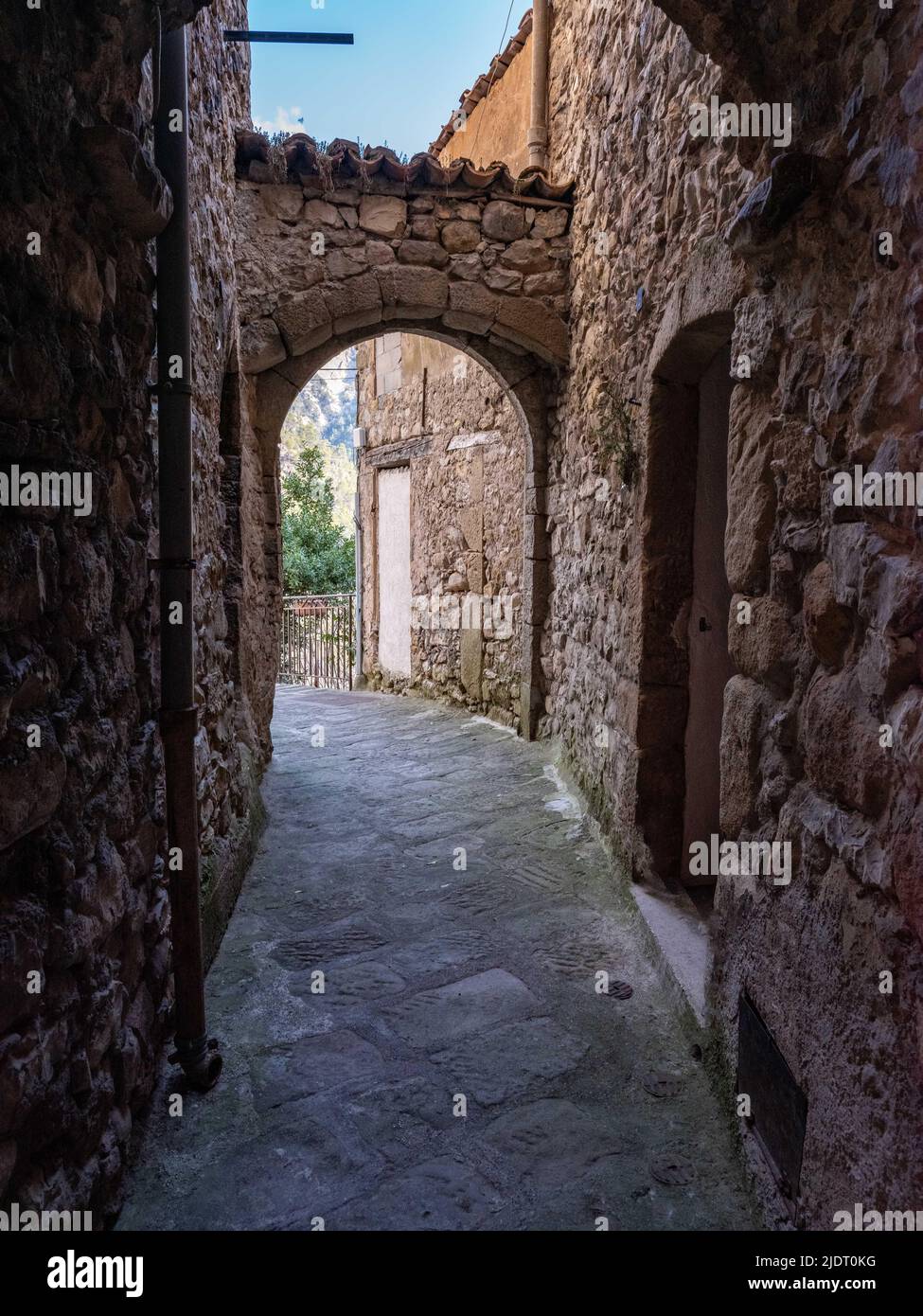 Gewölbter Durchgang durch die mittelalterlichen Straßen des Dorfes Provençal Villars-sur-Var in den Seealpen im Südosten Frankreichs Stockfoto