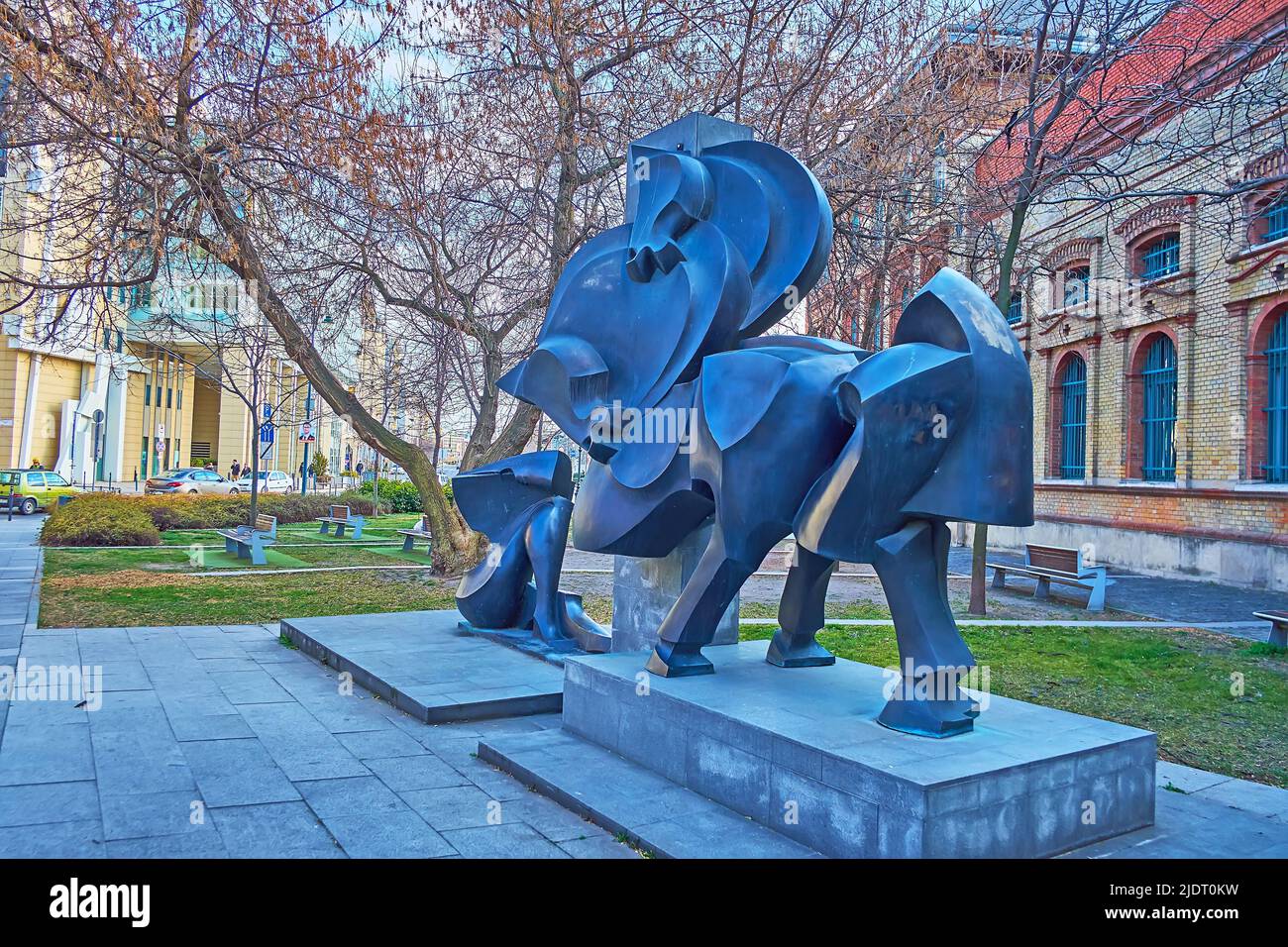 BUDAPEST, UNGARN - 27. FEB 2022: Die moderne Skulptur mit Pferden in einem kleinen Park auf dem Fovam-Platz in den Gebäuden der Corvinus-Universität, am 27. Feb in Budap Stockfoto