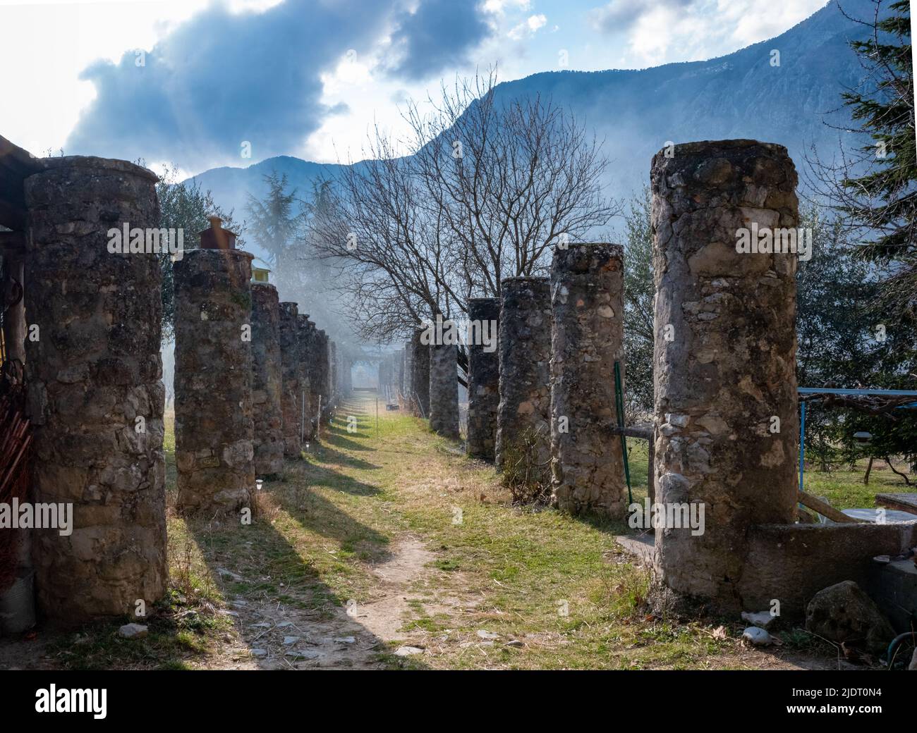 Säulen aus dem 15.. Jahrhundert, die vom Dorf Villars-sur-Var zu einem Panoramablick auf das provenzalische Tal in den unteren Alpen oberhalb von Nizza, Frankreich, führen. Stockfoto