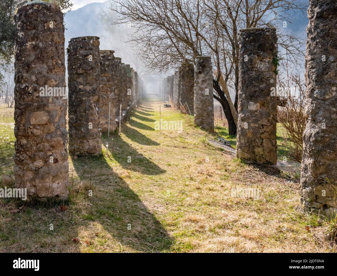 Säulen aus dem 15.. Jahrhundert, die vom Dorf Villars-sur-Var zu einem Panoramablick auf das provenzalische Tal in den unteren Alpen oberhalb von Nizza, Frankreich, führen. Stockfoto