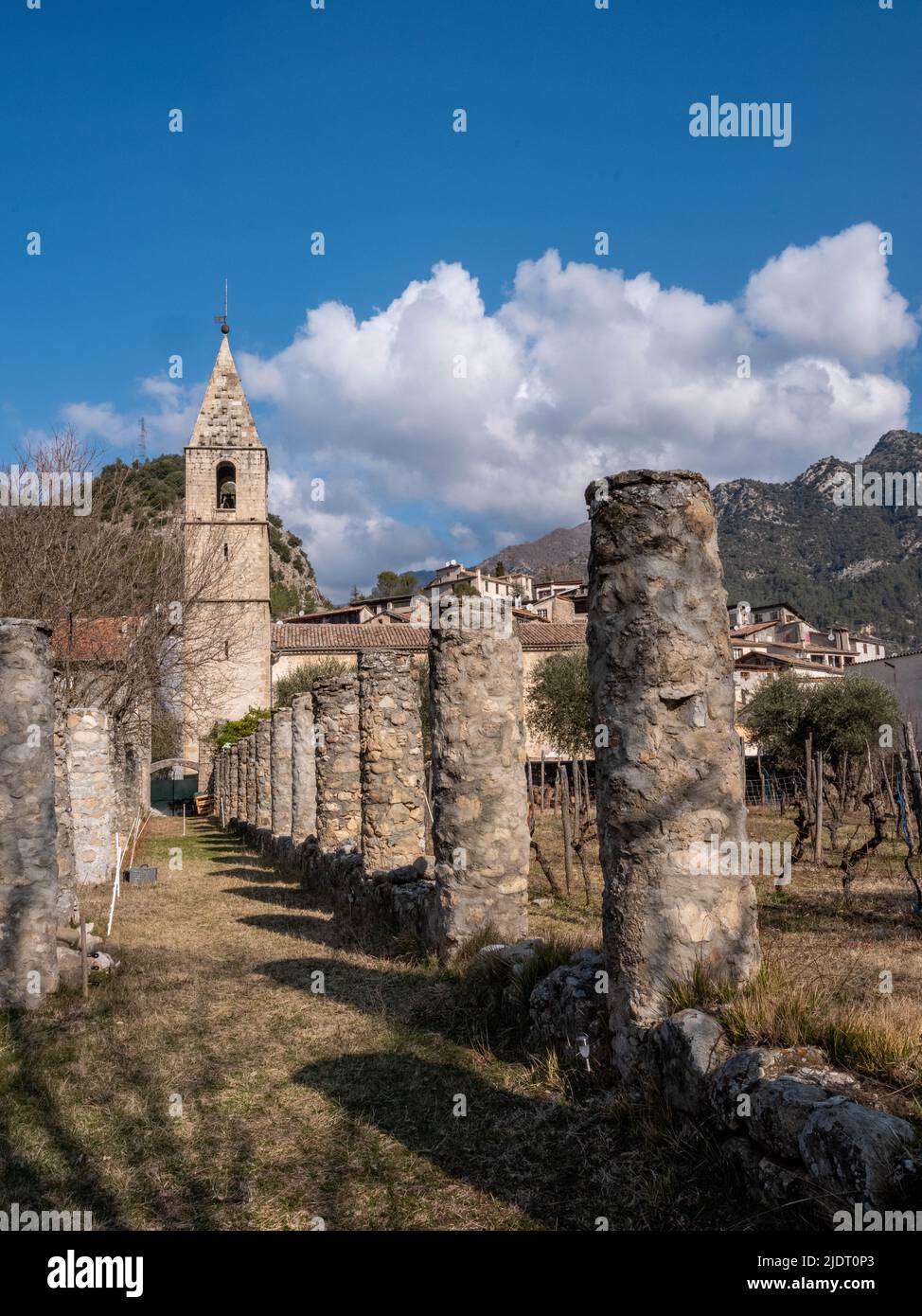 Blick auf 30 historische Säulen aus der Dorfkirche mit Glockenturm von Villars-sur-Var in der Provinz Alpen-Maritimes im Südosten Frankreichs. Stockfoto