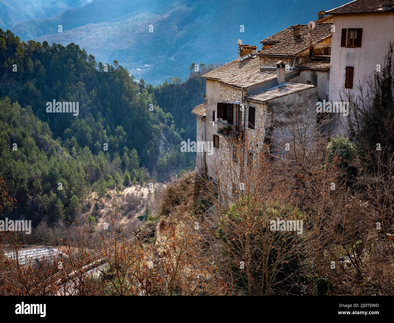 Landschaftsansicht des Var-Tals vom Provençal Dorf Villars-sur-Var in den Seealpen im Südosten Frankreichs aus. Stockfoto