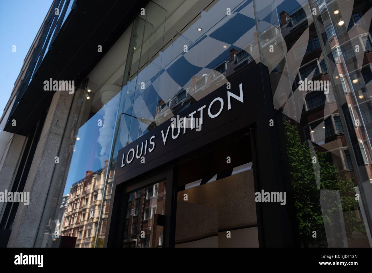 London - 2022. Mai: Louis Vuitton Geschäft in der Sloane Street in Knightsbridge Stockfoto