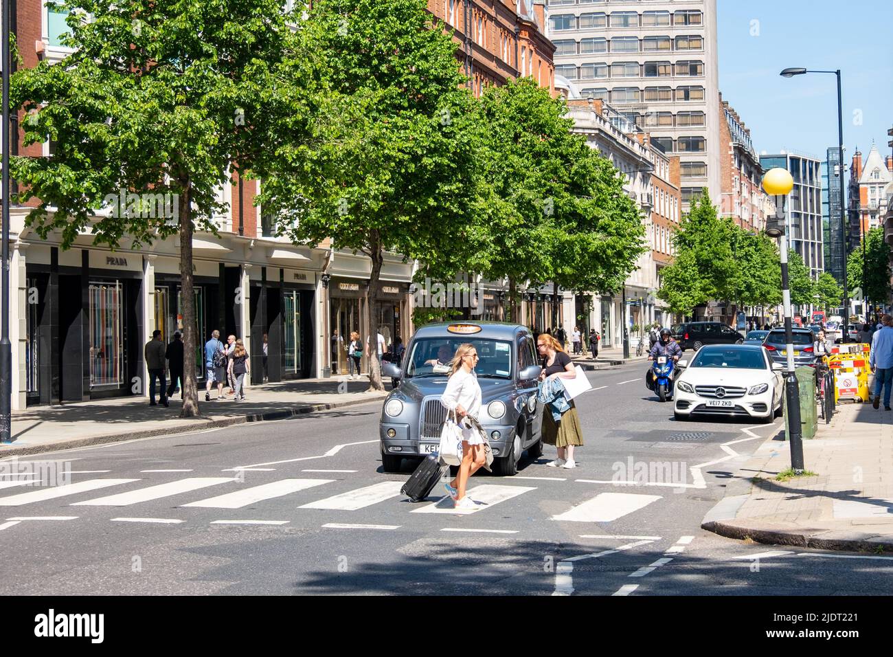 London - 2022. Mai: Sloane Street, ein gehobenes Einkaufsziel in knightsbridge / Chelsea und Kensington in London Stockfoto