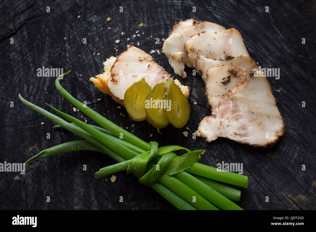 Appetitliche Scheiben becon, grüne Zwiebeln und Sandwich Stockfoto