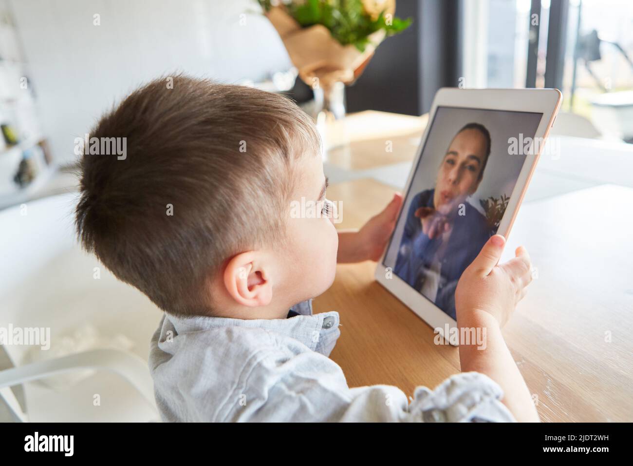 Boy Video chattet mit seiner Mutter auf einem Tablet-Computer zu Hause im Wohnzimmer Stockfoto