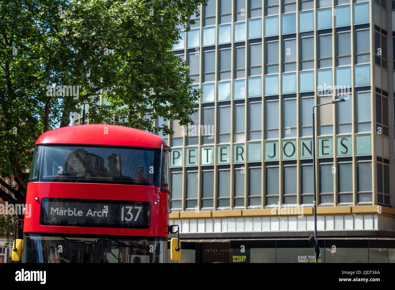 London Mai 2022: Peter Jones Kaufhaus am Sloane Square, Chelsea, London. Stockfoto