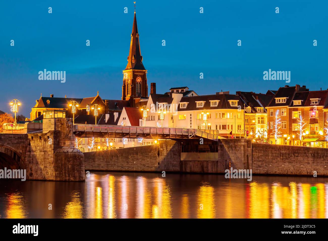 Blick auf die berühmte holländische Sint Servaas Brücke mit weihnachten Lichter im Stadtzentrum von Maastricht Stockfoto