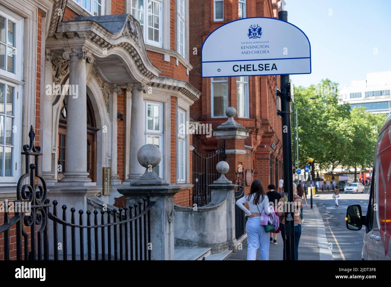 London - 2022. Mai: Chelsea Straßenschild an der östlichen Grenze am Sloane Square. Eine gehobene Gegend im Südwesten Londons Stockfoto