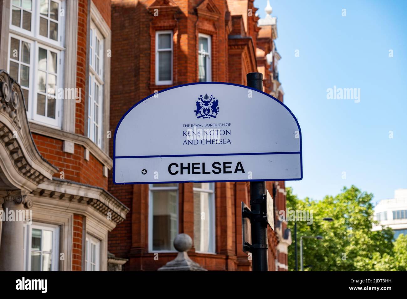 London - 2022. Mai: Chelsea Straßenschild an der östlichen Grenze am Sloane Square. Eine gehobene Gegend im Südwesten Londons Stockfoto