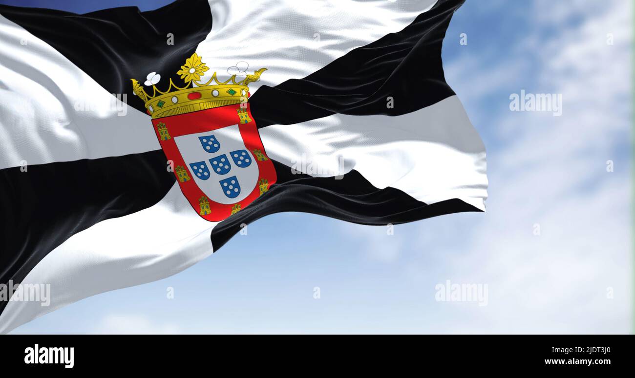 Rückansicht der Ceuta-Stadtflagge, die an einem klaren Tag im Wind schwenkt. Ceuta ist eine spanische autonome Stadt an der Nordküste Afrikas. Selektiver Fokus Stockfoto
