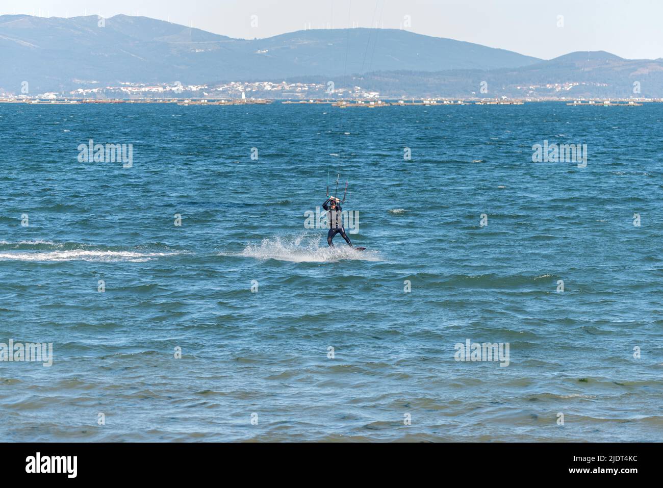 Illa de Arousa, Pontevedra, Spanien - 21. Januar 2022: Kitesurfing-Spezialisten trainieren mit ihren Drachen für die nächsten Meisterschaften. Stockfoto