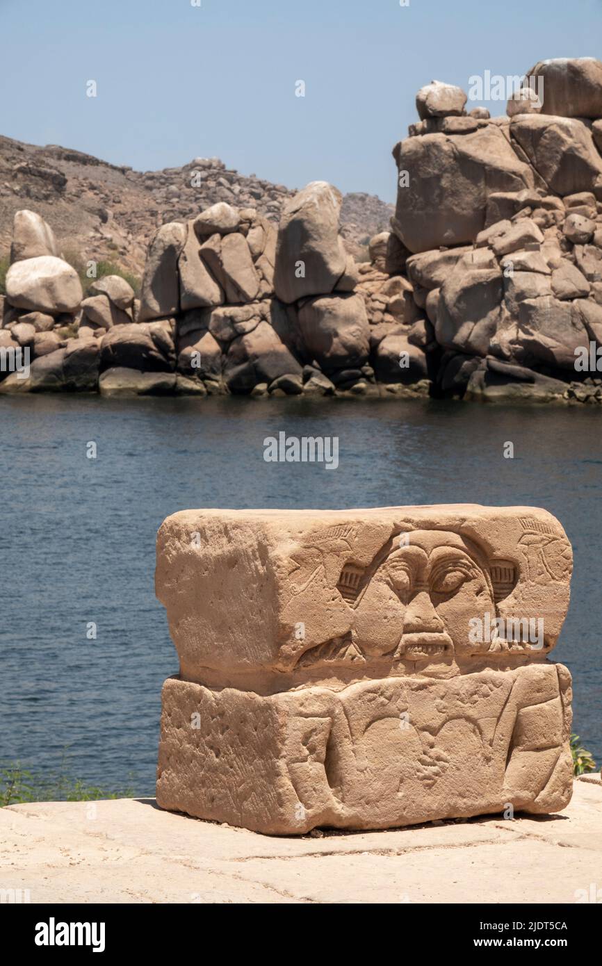 Zwergggott Bes am Tempel von Philae, Insel Isis, Agliki, Assuan, Ägypten, Stockfoto