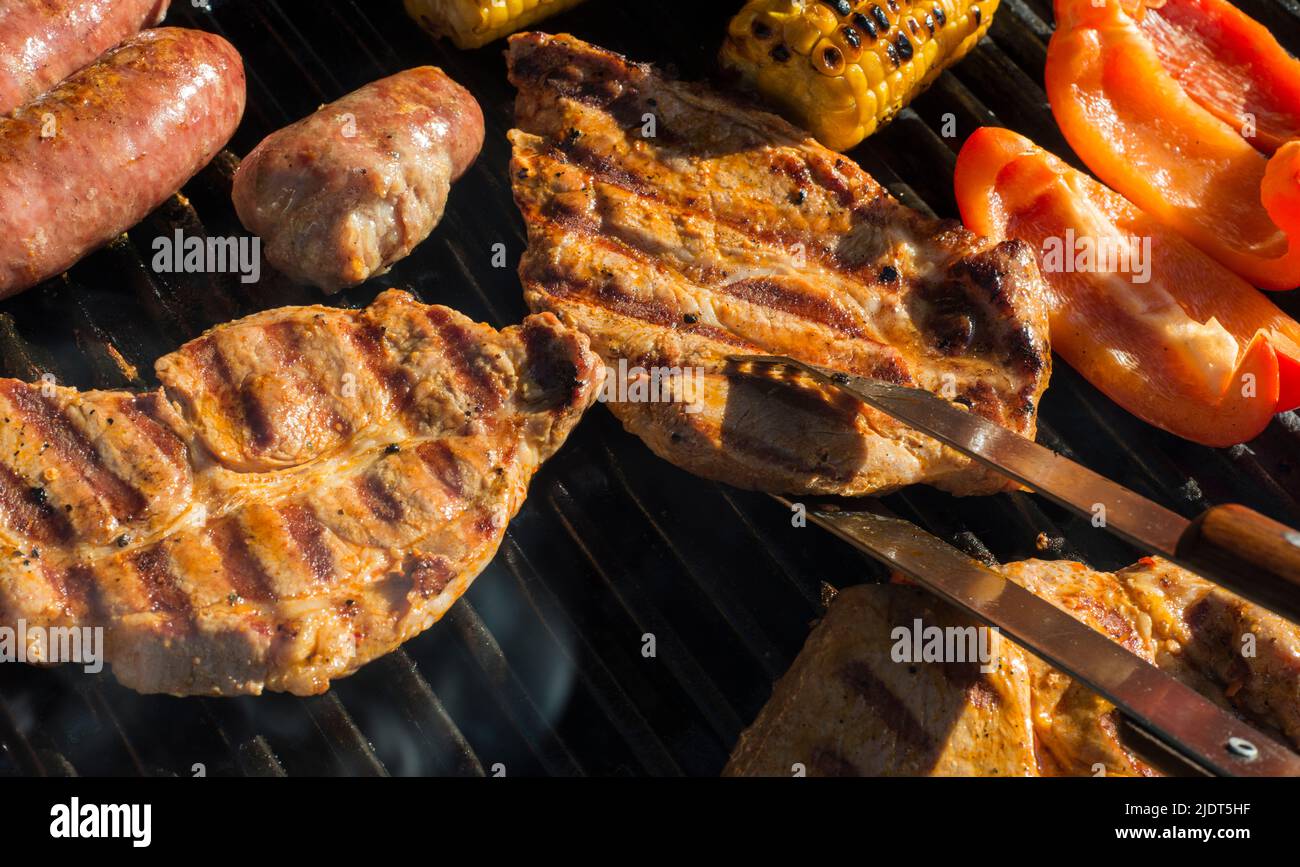 Steaks auf dem Grill in Nahaufnahme Stockfoto